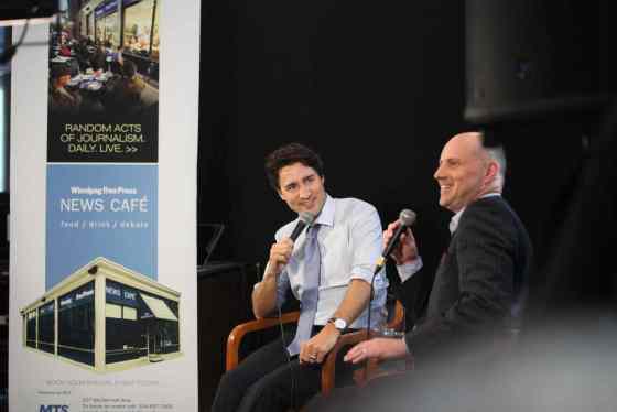 RUTH BONNEVILLE / WINNIPEG FREE PRESSPrime Minister Justin Trudeau (left) is interviewed at the Winnipeg Free Press News Café by Free Press Editor Paul Samyn with students from Children of the Earth High School in the audience on Thursday.