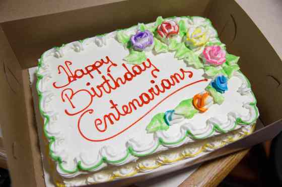 MIKE DEAL / WINNIPEG FREE PRESSOne of the two cakes for the Centenarian Celebration at the Saul and Claribel Simkin Centre.