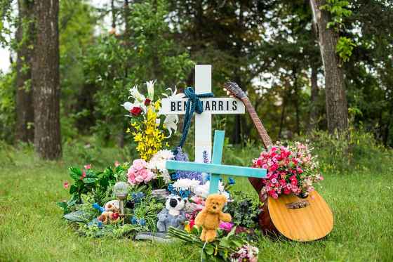 MIKAELA MACKENZIE / WINNIPEG FREE PRESSThe makeshift memorial where Ben Harris was killed in a hit-and-run.
