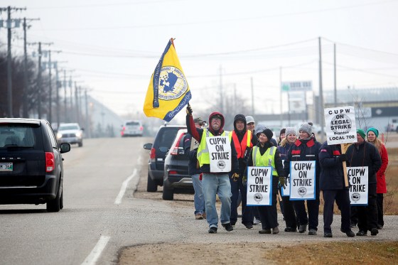 Matt Goerzen / The Brandon SunMembers of the Canadian Union of Postal Workers in Brandon fly the union colours and take to the picket line on Monday morning outside the Canada Post facility on Douglas Street in Brandon.
