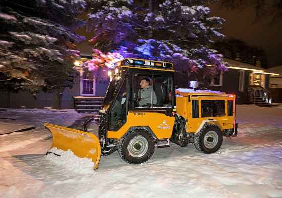 DAVID LIPNOWSKI / WINNIPEG FREE PRESSA city worker clears sidewalks in River Heights on Wednesday.