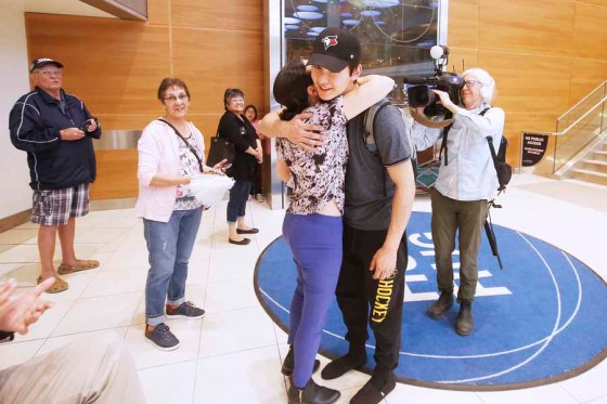 JOHN WOODS / WINNIPEG FREE PRESSA pre-pandemic embrace on the hug rug in May 2019. (John Woods / Winnipeg Free Press files)