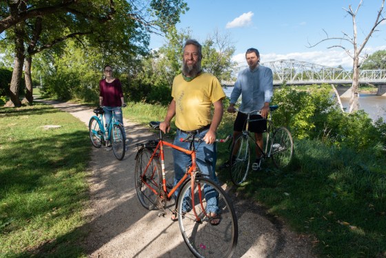 Edward Cloud (front) Riley McMurray (right) and Cherisse Daoust are volunteers at the Bike Dump. (Jesse Boily / Winnipeg Free Press)