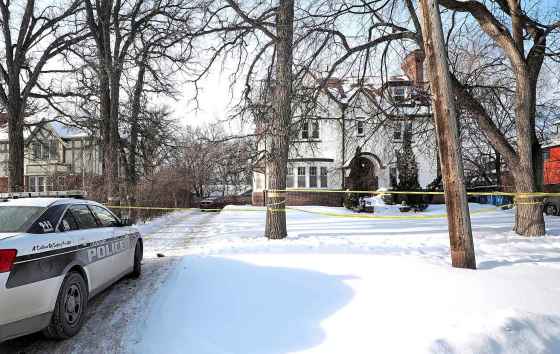 A body bag on a stretcher was removed Tuesday from this home on Middle Gate. (Ruth Bonneville / Winnipeg Free Press)