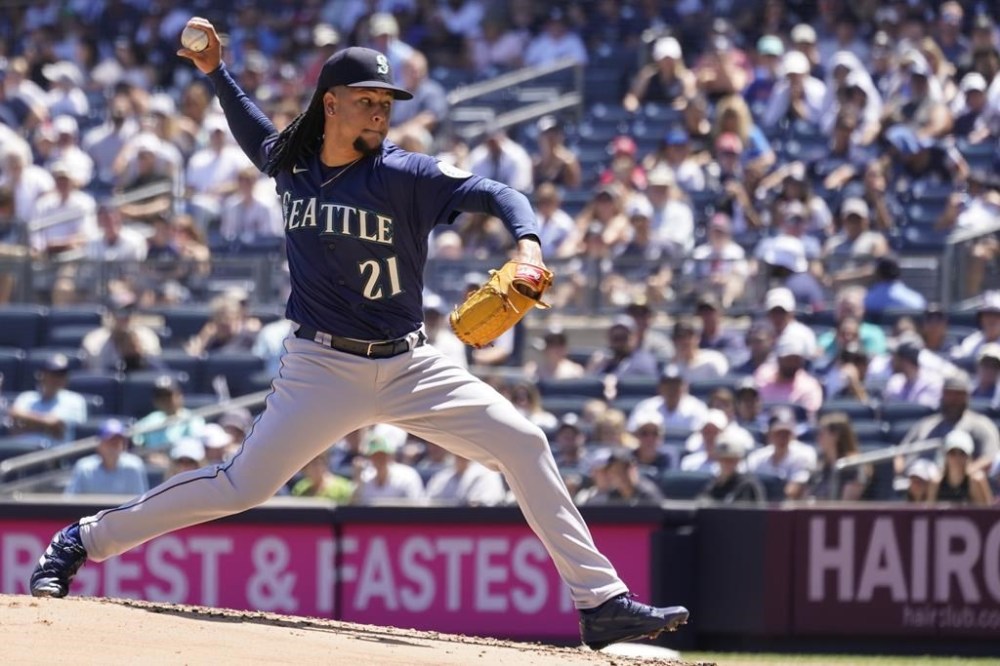Seattle Mariners starting pitcher Luis Castillo delivers against the New York Yankees in the first inning of a baseball game, Wednesday, Aug. 3, 2022, in New York. (AP Photo/Mary Altaffer)