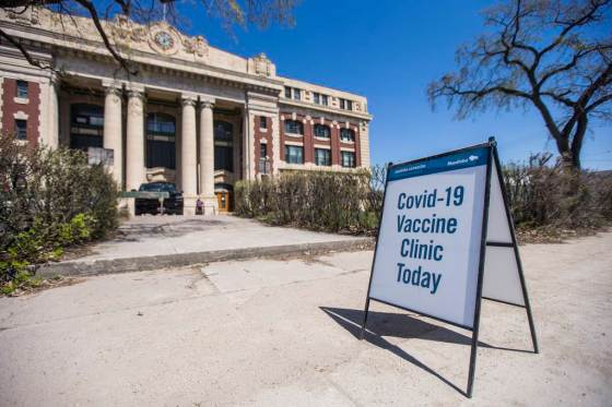 A sign for a walk-in vaccination clinic last spring. (Mikaela MacKenzie / Winnipeg Free Press files)