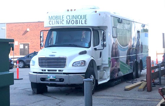 Ruth BonnevilleA mobile COVID-19 testing site on Portage Avenue. (Ruth Bonneville / Winnipeg Free Press files)