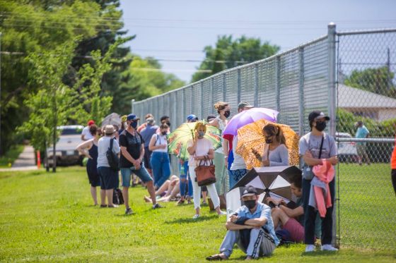 A queue outside the Leila Avenue vaccination centre. (Mikaela MacKenzie / Winnipeg Free Press files)