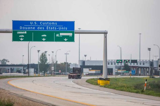 Canadians can now cross into the U.S. for non-essential travel by land. (Mikaela MacKenzie / Winnipeg Free Press files)