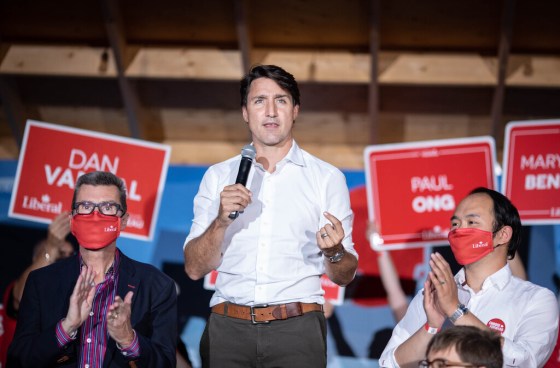 Prime Minister Justin Trudeau speaks while surrounded by Liberal candidates in downtown Winnipeg Sunday night. (Jessica Lee / Winnipeg Free Press)