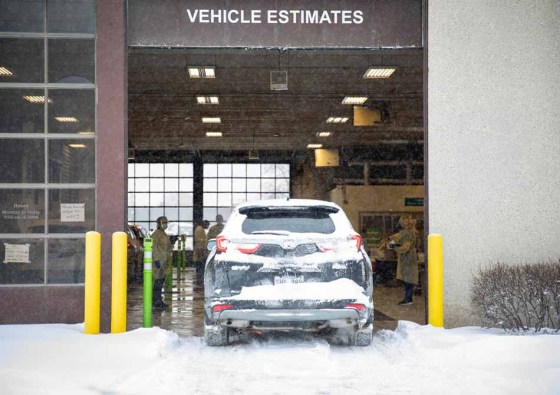 A car enters a COVID-19 testing site last week. (Jessica Lee / Winnipeg Free Press files)