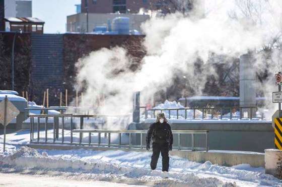 A pedestrian braves the cold downtown on Wednesday. (Mikaela MacKenzie / Winnipeg Free Press)