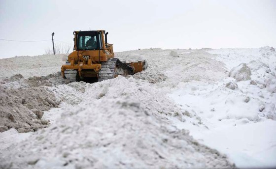 JOHN WOODS / WINNIPEG FREE PRESSA front-end loader pushes snow around at a city snow dump site on Tuesday. (John Woods / Winnipeg Free Press)