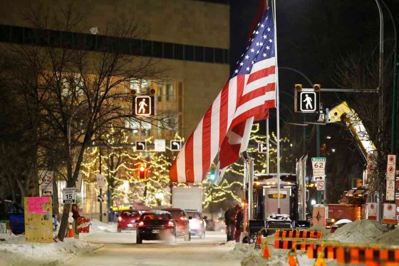 JOHN WOODS / WINNIPEG FREE PRESSThe protest scene along Broadway on Tuesday night. (John Woods / Winnipeg Free Press)