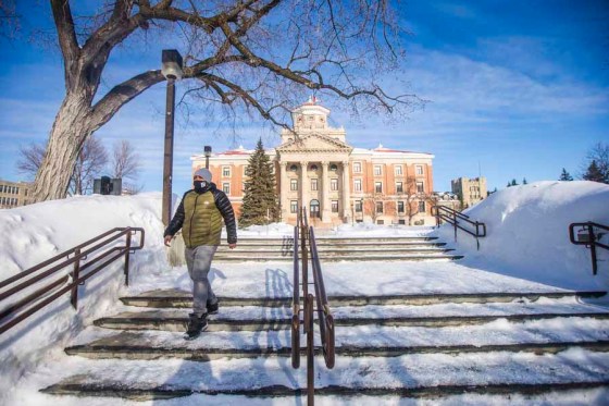 A student on the University of Manitoba’s campus on Monday. (Mikaela MacKenzie / Winnipeg Free Press files)