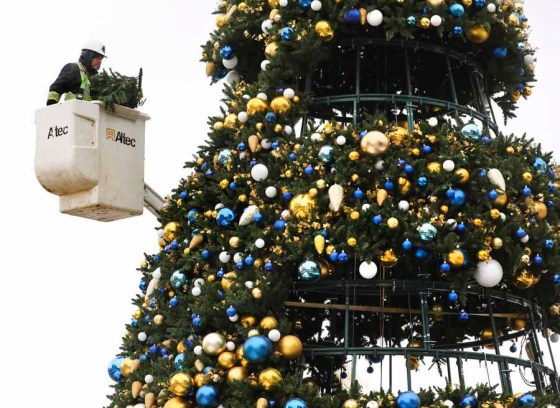 Ruth Bonneville / Winnipeg Free PressThe artificial Christmas tree outside City Hall is taken down by crews on Monday. (Ruth Bonneville / Winnipeg Free Press)