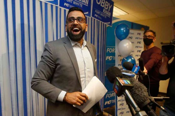 JOHN WOODS / WINNIPEG FREE PRESSObby Khan celebrates after winning the tight race. (John Woods / Winnipeg Free Press)