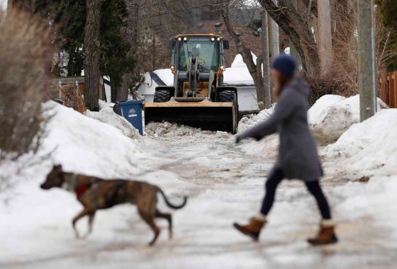 JOHN WOODS / WINNIPEG FREE PRESSA back lane in Crescentwood is plowed Tuesday. (John Woods / Winnipeg Free Press)