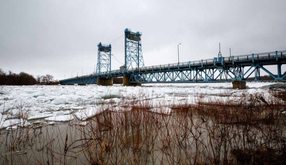 The Selkirk Bridge is closed because of high water levels. (Mike Deal / Winnipeg Free Press)