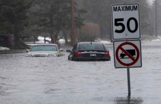 JOHN WOODS / WINNIPEG FREE PRESSStalled cars on Pritchard Farm Road in the RM of East St. Paul on Sunday. (John Woods / Winnipeg Free Press)