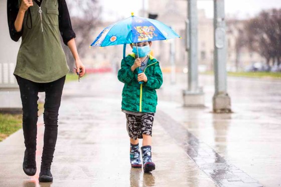 Dani Nelson and her son, Alex, 6, walk along Memorial Boulevard on a rainy Monday. (Mikaela MacKenzie / Winnipeg Free Press)