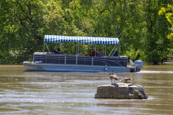 A Splash Dash tour boat at The Forks on Monday afternoon. (Mike Deal / Winnipeg Free Press)