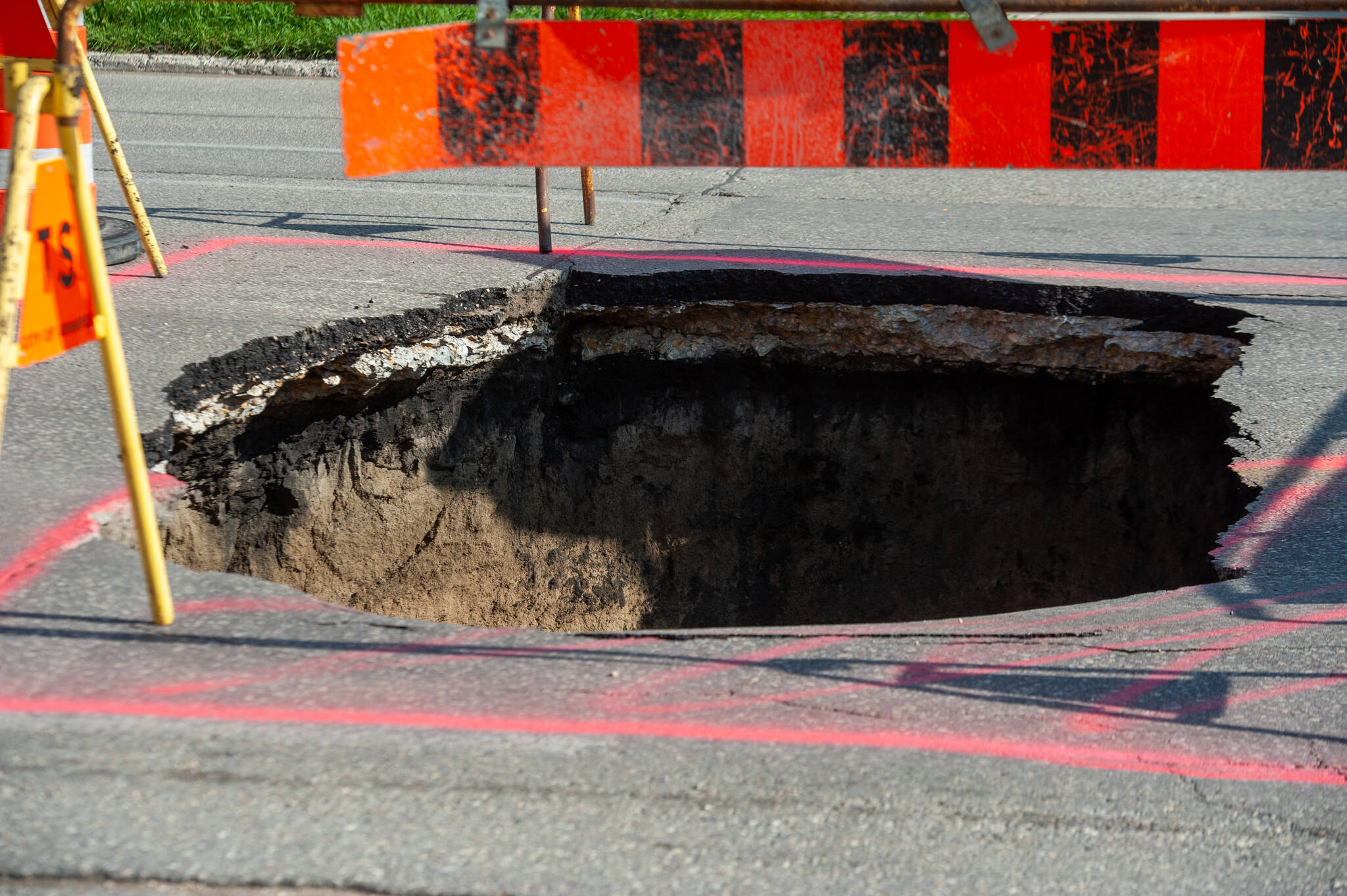 Sinkhole ‪ Sinkhole closes lanes on Hwy. 400, causing major delays