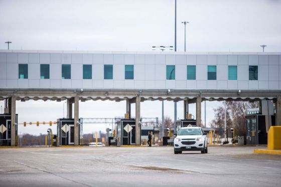 A vehicle enters Canada at the Emerson border crossing. (Mikaela MacKenzie / Winnipeg Free Press files)