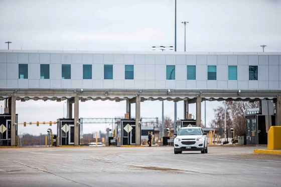 A car enters Canada at the Emerson border crossing. (Mikaela MacKenzie / Winnipeg Free Press files)