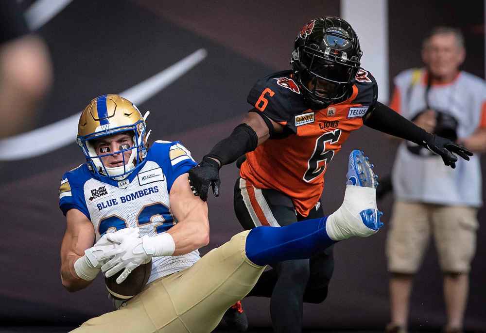 THE CANADIAN PRESS
DARRYL DYCK / THE CANADIAN PRESS
Winnipeg Blue Bombers' Dalton Schoen, left, makes a reception in the end zone to score a touchdown as B.C. Lions' T.J. Lee defends during the first half.