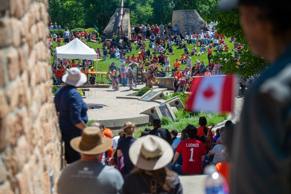 ETHAN CAIRNS / WINNIPEG FREE PRESS
A dancer speaks to the crowd at the pow-wow dance demonstration at A New Day Ceremony at The Forks in Winnipeg, Manitoba on Friday, July 1, 2022