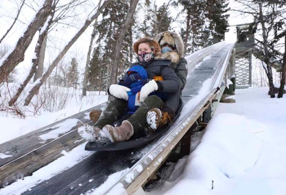 Brett Willow, Jessica Willow and their three-year-old son, Dylan, make a run down the toboggan slide at FortWhyte Alive on Wednesday. (Ruth Bonneville / Winnipeg Free Press)