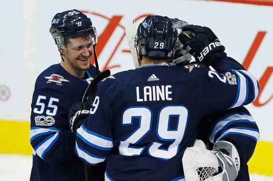 CPWinnipeg Jets' Mark Scheifele (55), left, and Patrik Laine (29)