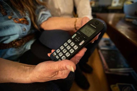 Daniel CrumpA phone in a Winnipeg home with malfunctioning service. (Daniel Crump / Winnipeg Free Press files)