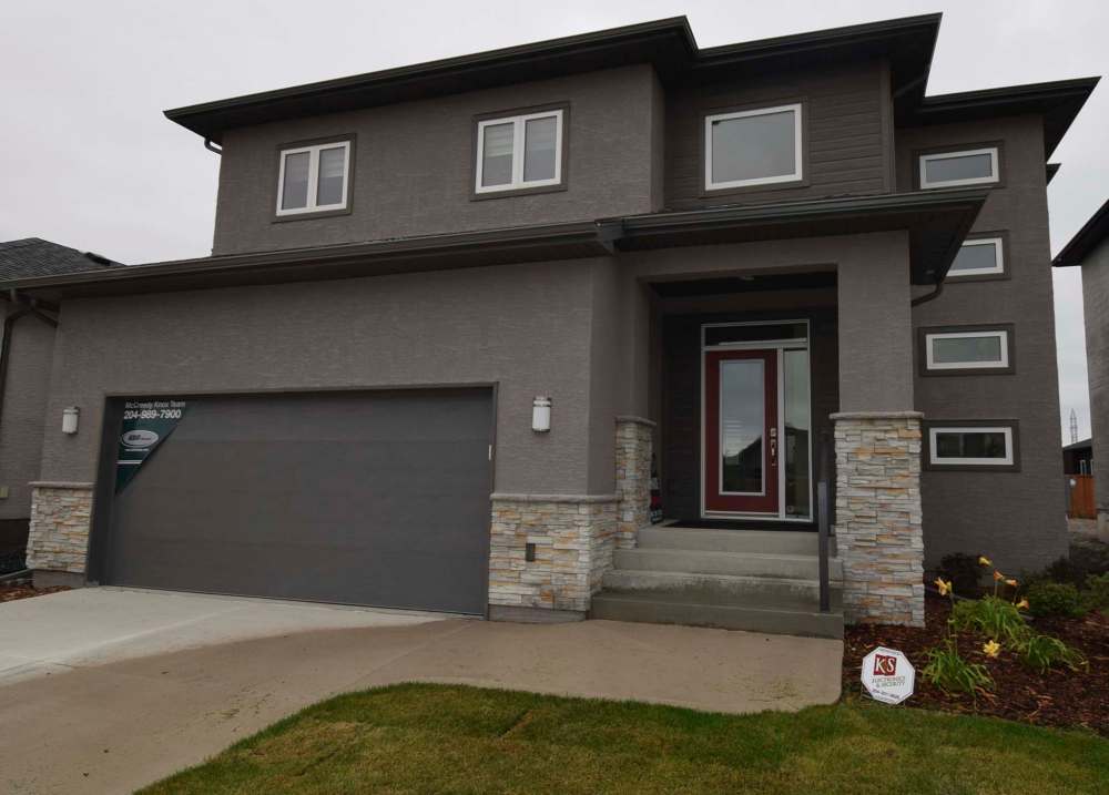 Todd Lewys / Winnipeg Free Press files
Because it is so critical to structure and appearance, stucco and concrete should be repaired by a professional.