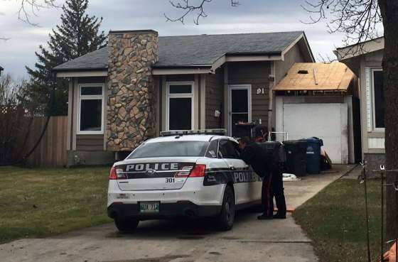 MIKE APORIUS / WINNIPEG FREE PRESSThe bodies of two women and a man were found in the house in the 100 block of Petriw Bay.