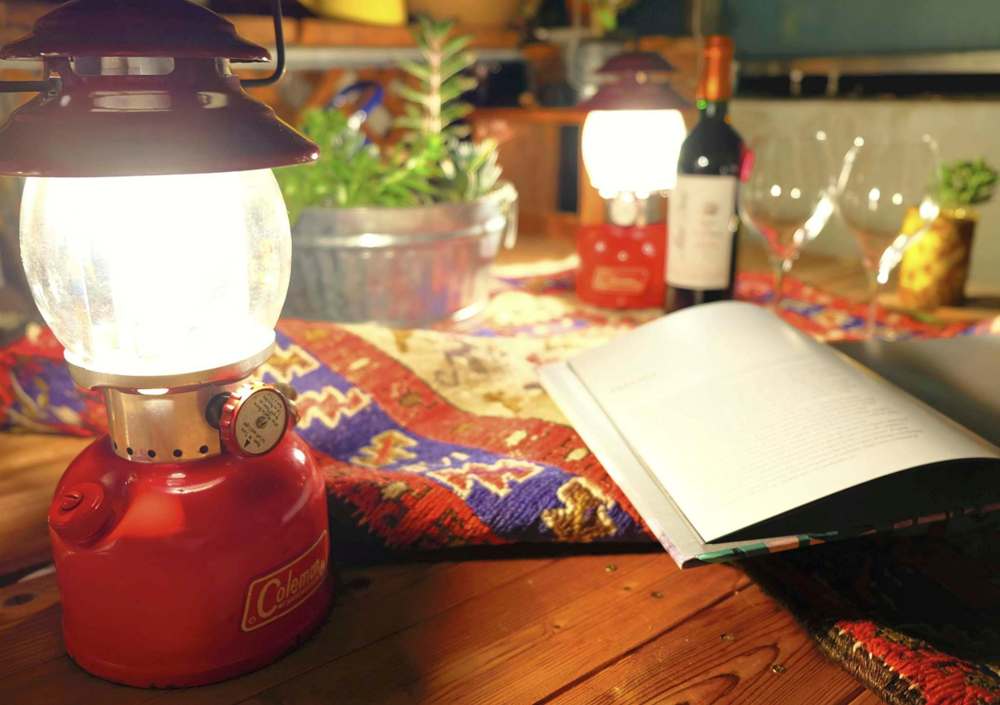 Japan News-Yomiuri
When lit on a balcony at home, a gasoline lantern can be a good reading companion.