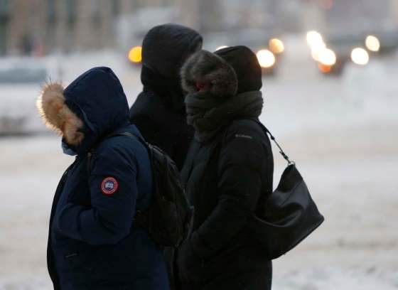 WAYNE GLOWACKI / WINNIPEG FREE PRESSPedestrians on Portage Avenue dressed for the biting wind chill.