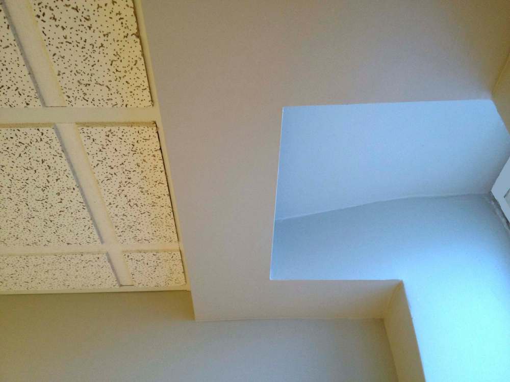 The Lakusiak ceiling showcases intricately engineered boxing at the window, which sits higher than the suspended ceiling.
