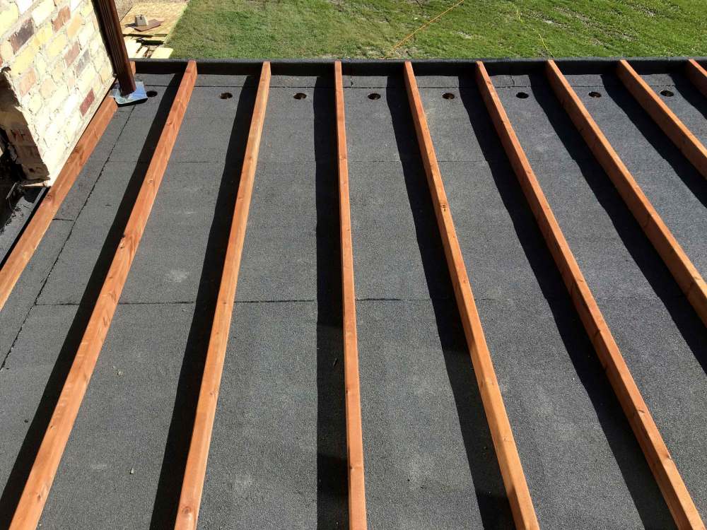 Marc LaBossiere / Winnipeg Free Press
The reverse angle tapered-joists bring the framework back to level, ready for top decking. The drainage holes are visible at the end of each joists cavity.