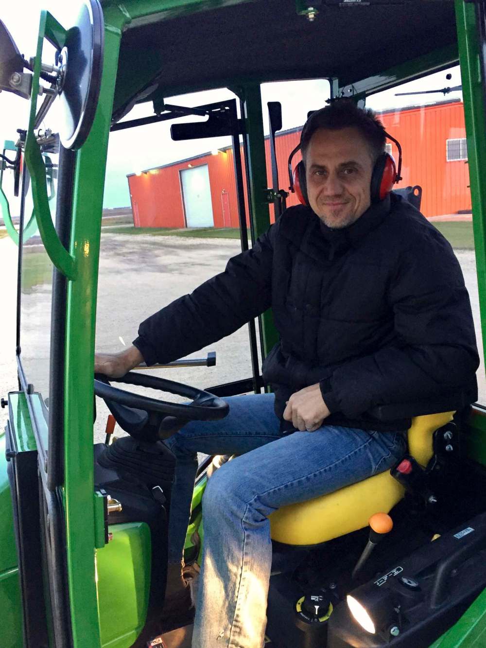 Carole Parisien Photo
With the John Deere 1025R, Marc LaBossiere is able to clean his driveway in about two hours.