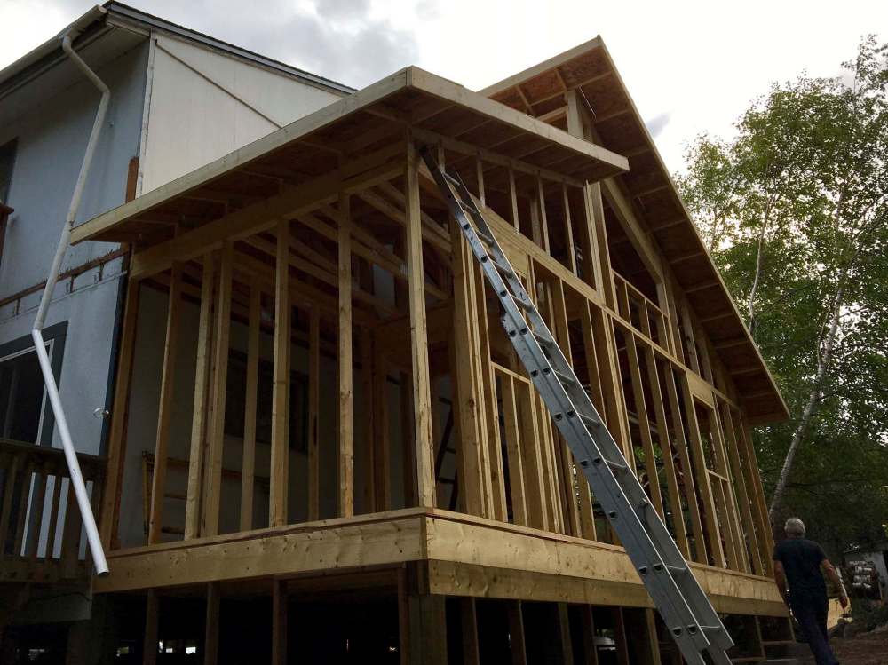 Marc LaBossiere / Winnipeg Free Press
The split roofline allows a continuation of the vaulted ceiling in front of the cottage.