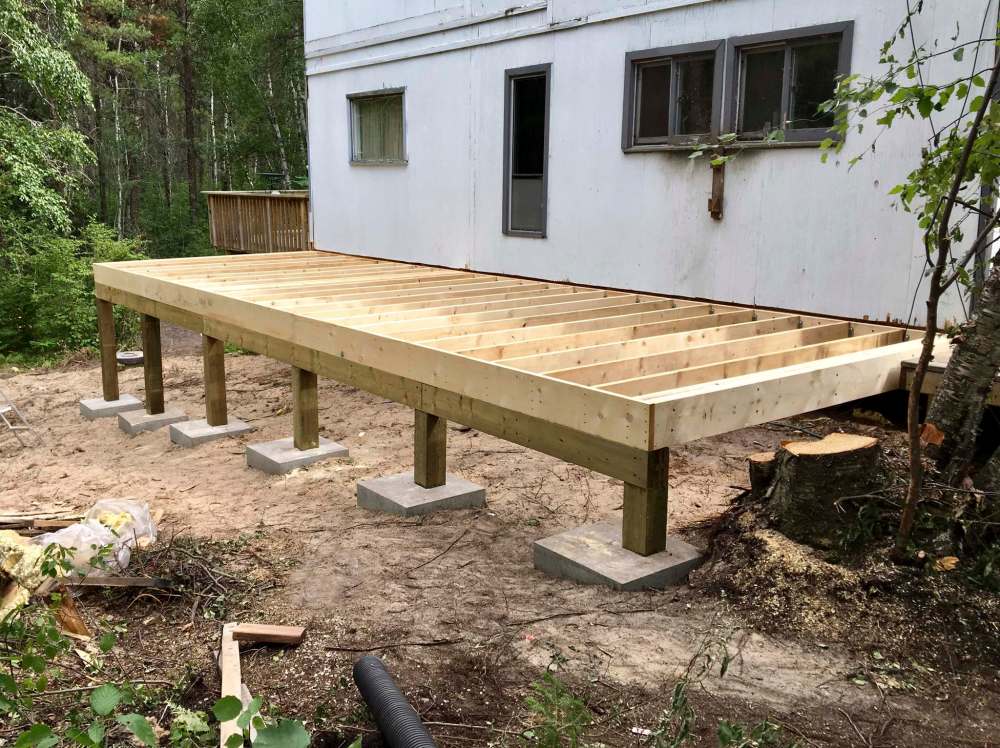 Marc LaBossiere / Winnipeg Free Press
The first step in this renovation was to place the posts and pads along the sand base and create a beam for the joists can rest on.