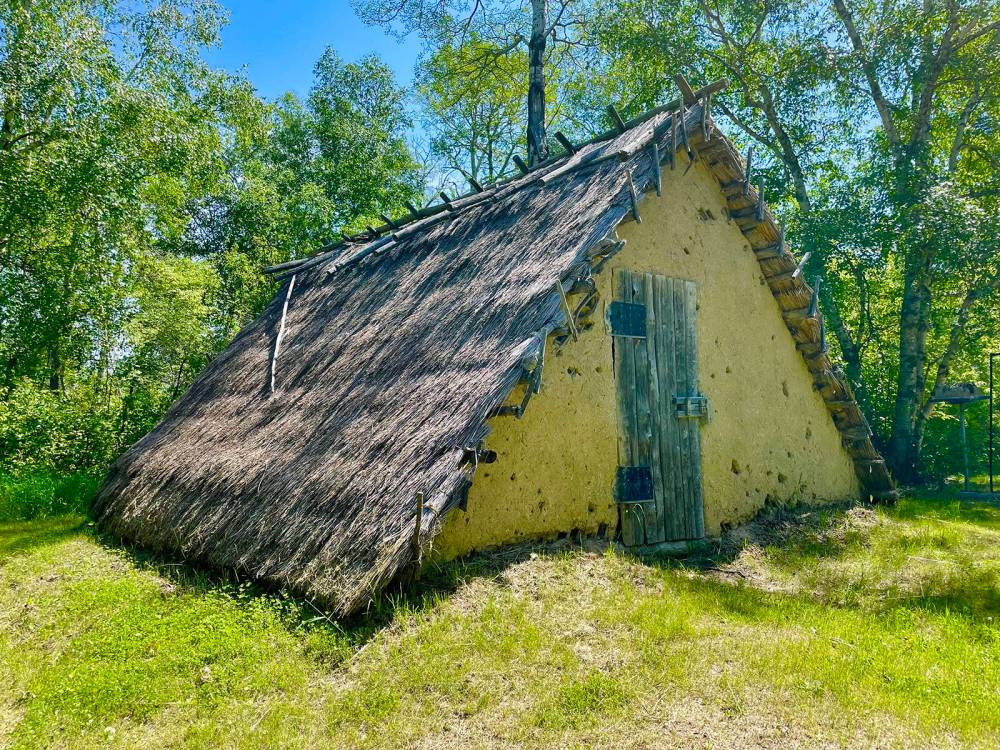 Swistun Buddas is a replica of the dwellings used by some of the first pioneers. Constructed by Michael Swistun in 1978, there were ordinally two structures, made of tree trunks, branches, sod and native hay. Once has since been lost to fire.