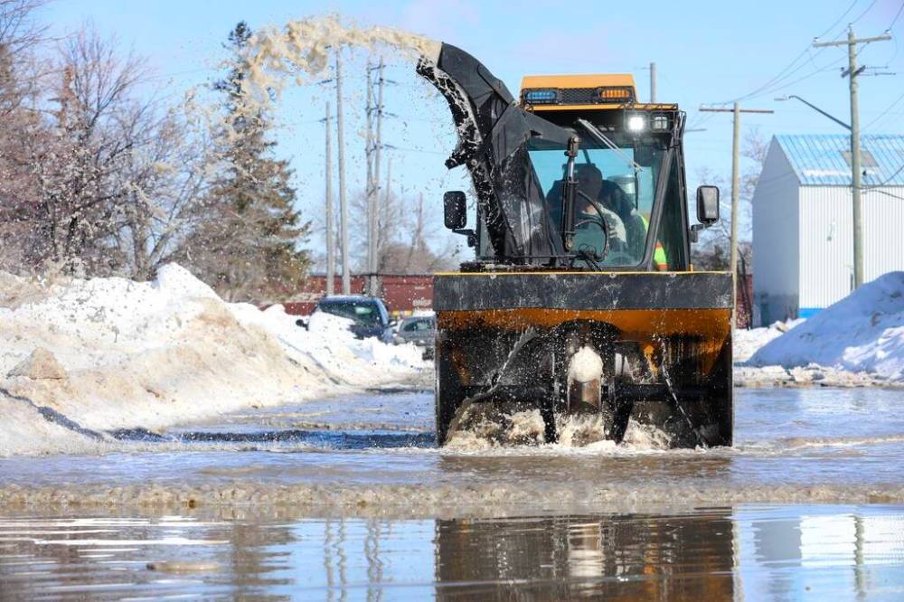 RUTH BONNEVILLE / WINNIPEG FREE PRESS FILES
Municipal policy requires sidewalks adjacent to major routes and collector streets be cleared within 36 hours after an “average” storm ends, with residential street sidewalks cleared within five working days after plowing starts.