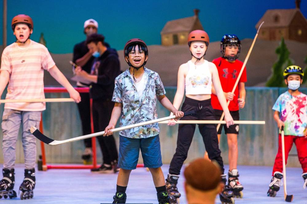 MIKAELA MACKENZIE / WINNIPEG FREE PRESS
The formidable cast employ in-line skates on stage, and not only manage to pull off decent hockey action, but also perform complex dance moves.