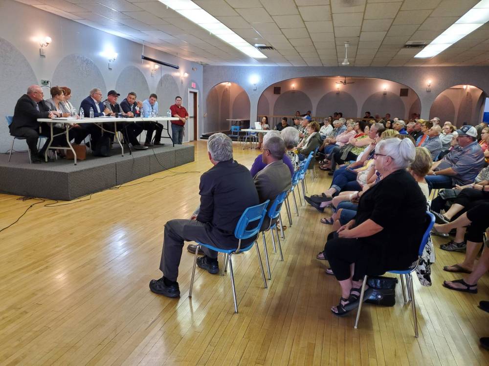 KAREN MCKINLEY / THE BRANDON SUN
More than 200 residents of Melita and surrounding rural communities showed up at a public meeting Tuesday evening to figure out how to preserve health-care services.