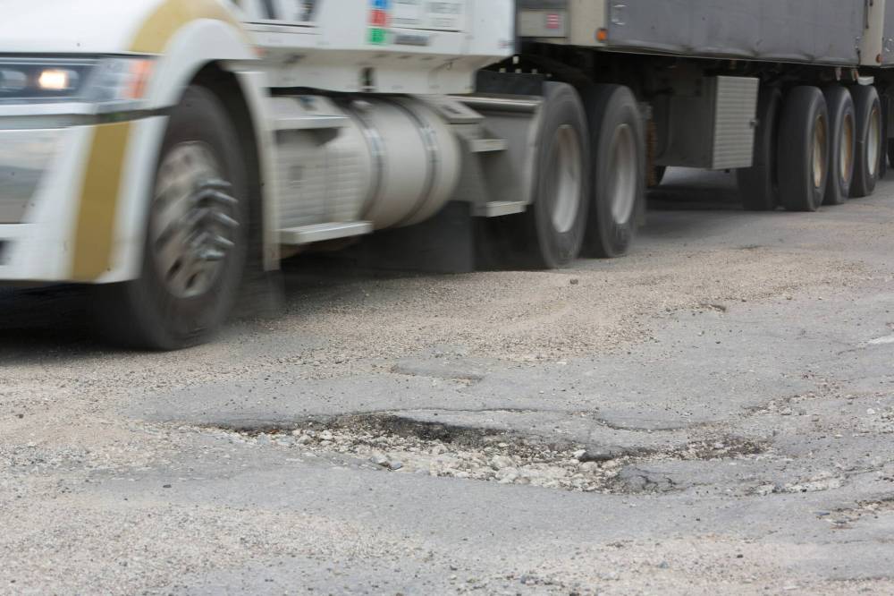 MIKE DEAL / WINNIPEG FREE PRESS
Saskatchewan Avenue between Century and King Edward streets, is in “unbelievable disrepair” and is “almost impossible to drive on,” according to Winnipegger David Bergman.