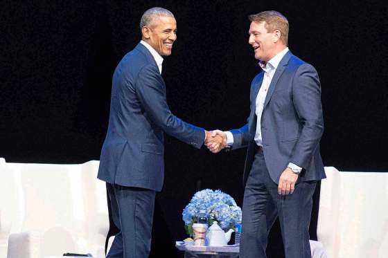 Dwayne Larson / Tinepublic Inc.Barack Obama is welcomed on to the stage at Bell MTS Place Monday evening as the 44th president of the United States opened his Canadian speaking tour in Winnipeg to a sold-out crowd.