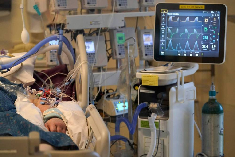 STEVEN SENNE / ASSOCIATED PRESS FILE PHOTO
Overall, 46 Manitobans were hospitalized with COVID-19 last week, and four additional deaths were announced.